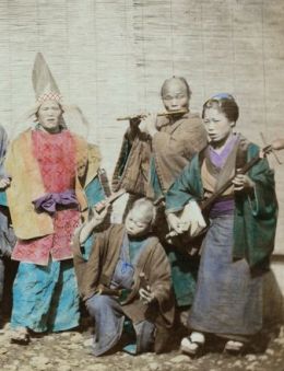 Autocromo dun grupo de músicos de rua en Xapón, 1890