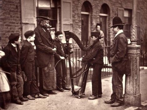 Arpista nas rúas de Londres ( 1876)