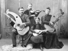 Familia sueca con HArp guitar e outros ( sobre 1900 ) F. D.