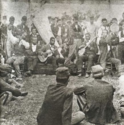 Músicos negros entrenedo as tropas yanquis na Guerra Civil de EEUU (1864)
