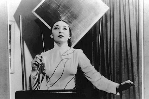 Clara Rockmore e o theremin (1945)
