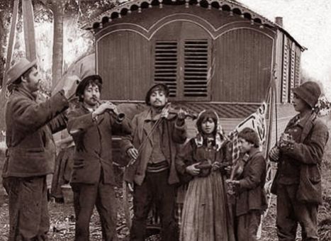 familia de músicos cíngaros no seu carromato ( Francia , 1910) F. d.